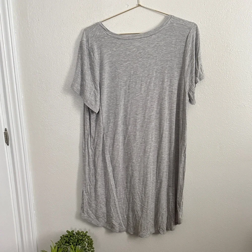 HUE Women's Light Gray V-Neck Tunic Short Sleeve Top - Picture 3 of 3
